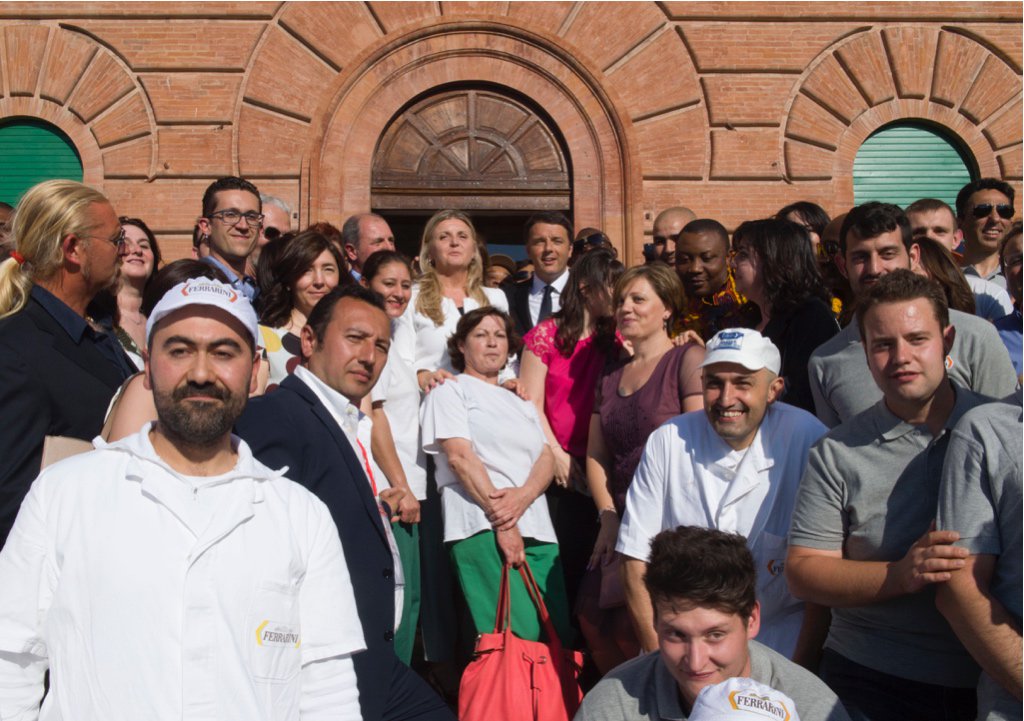 matteorenzi's tweet photo. Un pomeriggio a Reggio Emilia in un’Italia bella e generosa #lavoltabuona #italiariparte 
https://t.co/r2wiQcqmek https://t.co/SfmIyZujKk