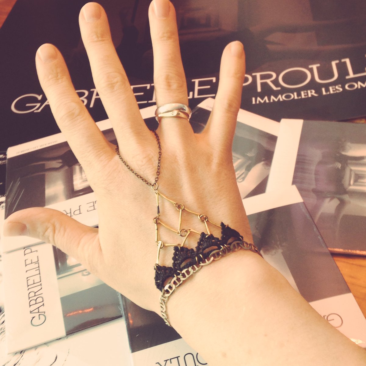 gabrielleproulx's tweet photo. J'ai craqué pour les bijoux This Ilk à la Foire des Francos! #foiredesfrancos #francosmtl #thisilk @thisilk https://t.co/CjV56OHdaY
