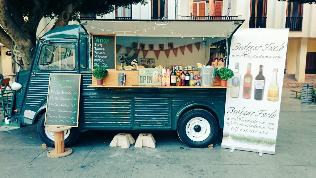 Un truck con #vinos de <a href="/BodegasFaelo/">Bodegas Faelo</a> en #Almoradí #Alicante