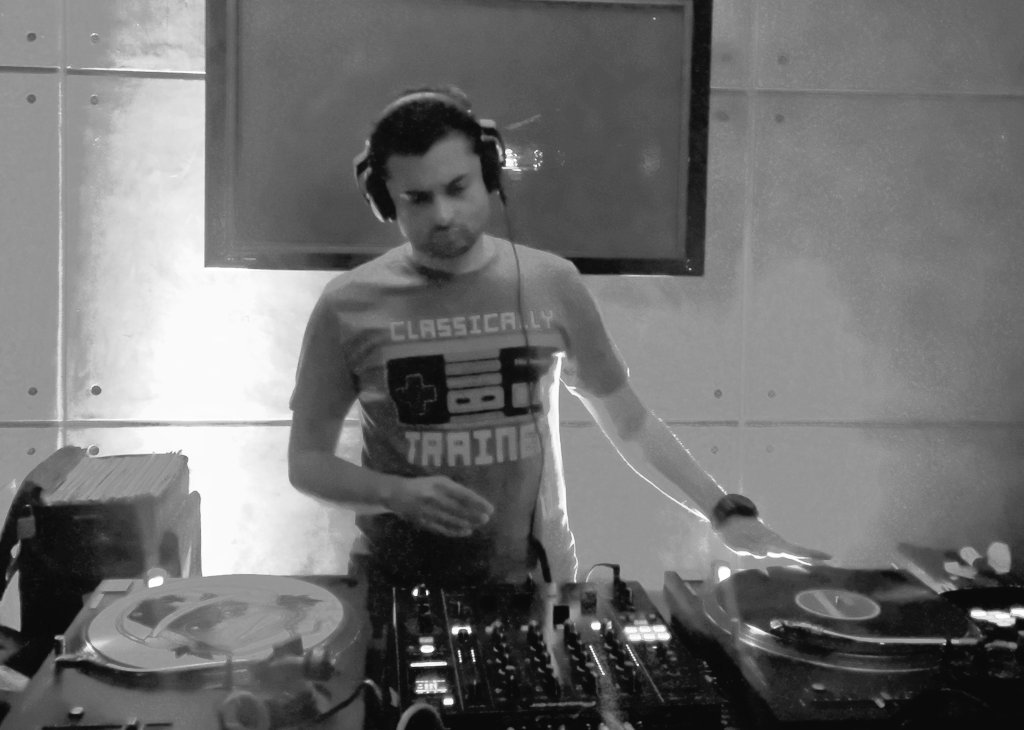 2 decks &amp; a mixer ... #VinylOnlySet kicks off at <a href="/thefarmworld/">The Farm World Cafe</a> feat. <a href="/TuhinMehta/">Tuhin Mehta ™️</a> ..