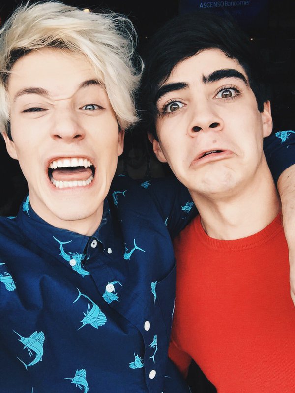 TodoCD9's tweet photo. Estas fotos deben de estar en toda la ciudad, real.
@JosDice @soyalonsovillal 
#MTVMiaw #MtvPopCD9 #MtvMatchNavarro https://t.co/92yeu0pf40