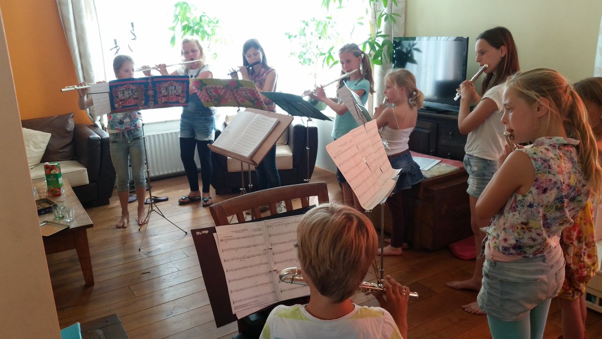 Fluitlessen's tweet image. Een huis vol fluitertjes #TheSoundOfMusic oefenen voor onze einduitvoering, zaterdag 2 juli 19.15 uur in Zutphen.