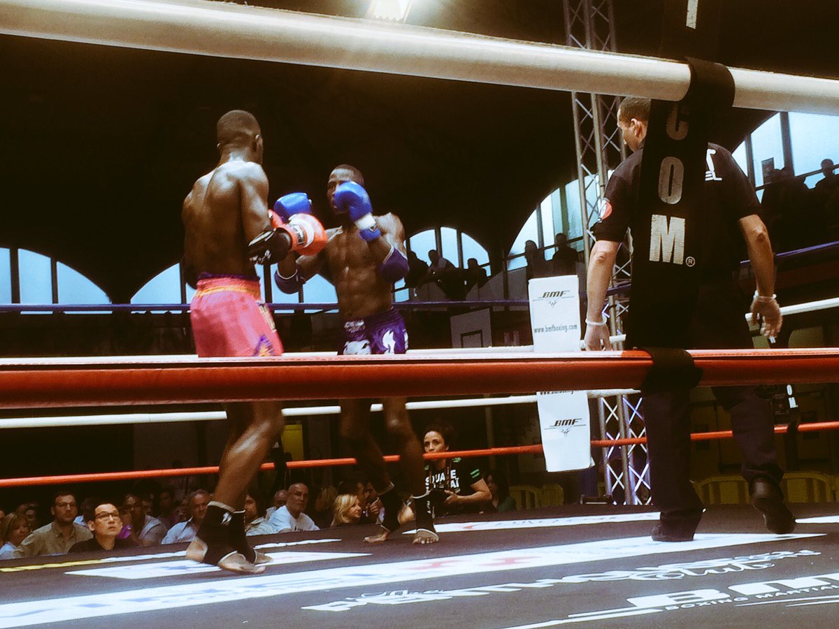 RMCSportCombat's tweet photo. #WarriorsNight : 4eme reprise du 1er combat ! Souane mène face à Njiba pour l'instant ! #SFRLive https://t.co/cq0Qx8o38l