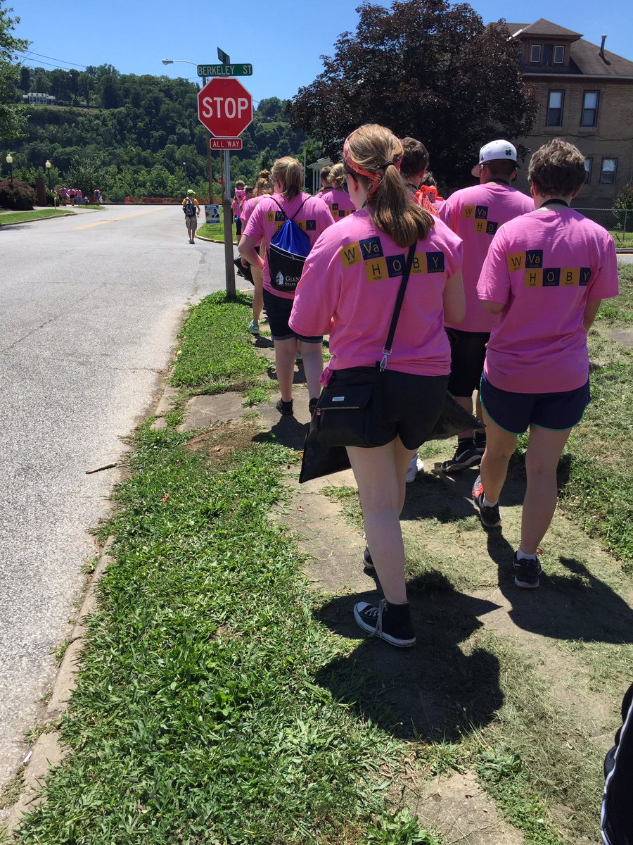 t_cline20's tweet photo. Community Service is worth the walk 💛💙 #blessthewest #westsidelivin #wvhoby16 https://t.co/j0GiEjPgFD