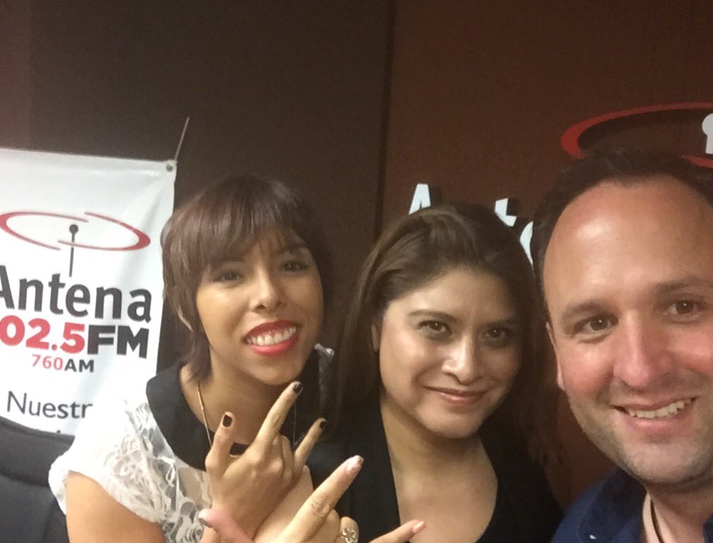 santiagodelap's tweet photo. Gracias a mis amigas del programa "GAYATRI" por la entrevista de hoy en @AntenaFMTV @sandy_dbs @GayatriRadio https://t.co/jQM2BTyf7w