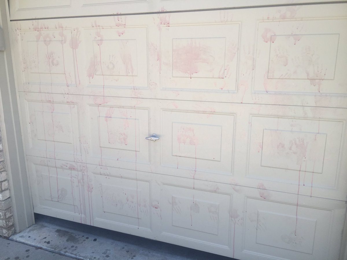 vnknowncaller's tweet photo. My crazy Romanian neighbor children rubbed pie + Popsicles all over their hands + slapped their garage door. #vhard https://t.co/Glge5jUqCh