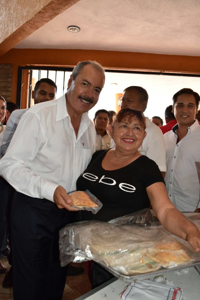 Fue un gusto poder deleitarnos de una rica empanada en Cuatro Caminos, de las que vende doña Mago desde hace años.