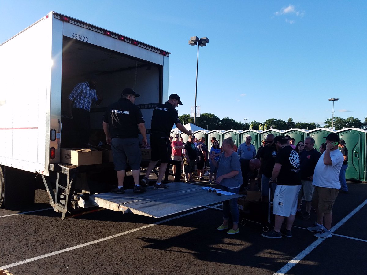 HistoricBBQ's tweet photo. Helping pass out that awesome @SmithfieldBrand Prime #Pork &amp; #Ribs to the teams at @MoheganSun #SunBBQFest! https://t.co/qDbTZ2IdtC