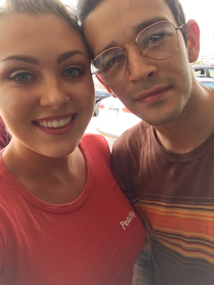 kelly_yaps's tweet photo. I'VE NEVER BEEN SO HAPPY TO RANDOMLY RUN INTO THE LOVES OF MY LIFE ❤️ https://t.co/LkTKV0FQob
