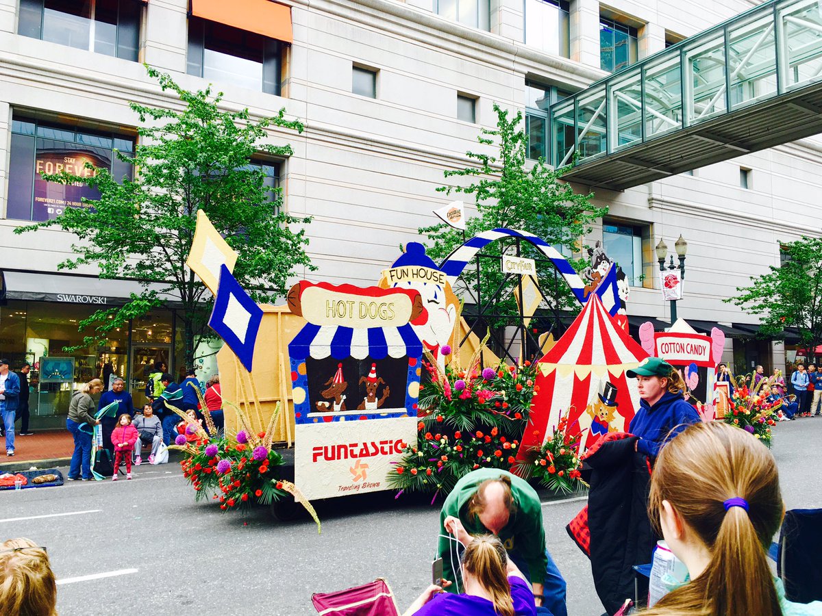 AmbassadorsPDX's tweet photo. The #GrandFloralParade is in full swing! #PortlandRoseFestival https://t.co/zINpt5wMv6