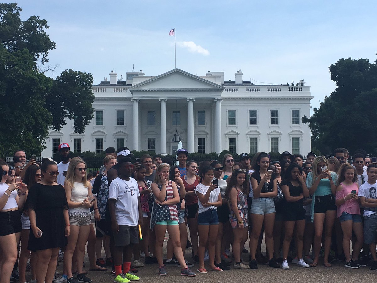 ParamusCathHS's tweet image. Last stop! Grade 9 concludes their 2016 DC tour with a visit to the White House!✌🏻️🏛🇺🇸 #PCdoesDC
