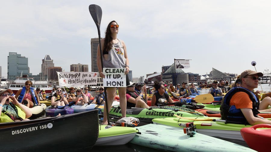 baltimoresun's tweet image. Hundreds of people paddled to Inner Harbor to bring attention to water quality in Baltimore bsun.md/25UcASg