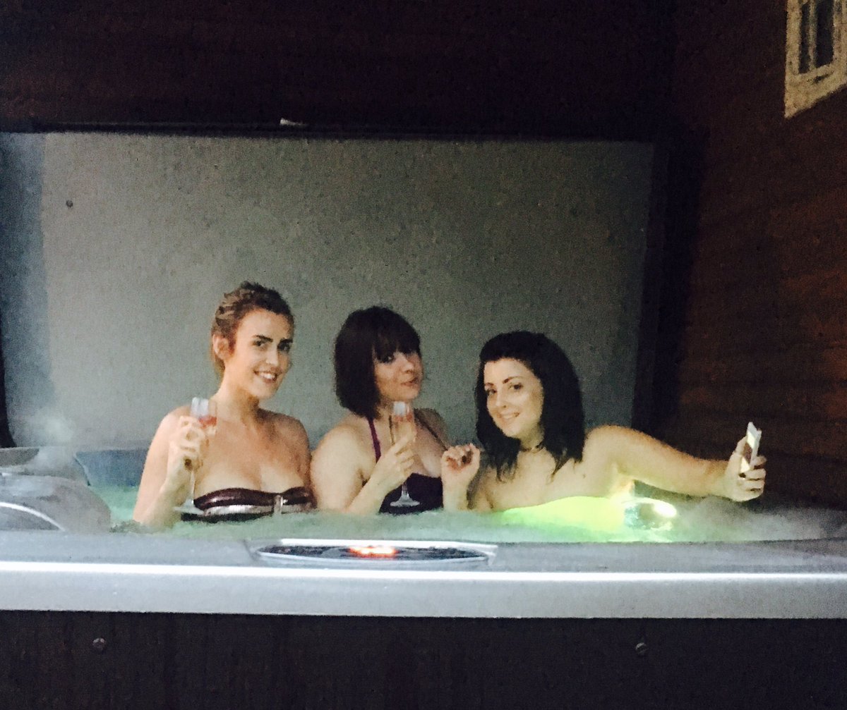 Clojo21's tweet photo. Girls night in... First tub of the year at Taylor HQ 👌🏼🍾 #girls #friends #fun https://t.co/7jy1lHID1v