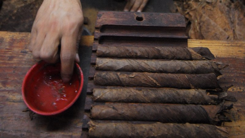 CigarAficMag's tweet photo. #Cigar 101—What do cigarmakers look for when selecting the binder leaf for a blend? https://t.co/PyQ0KmNpXW https://t.co/BMqMYof1O7