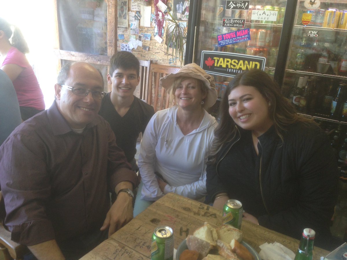DonnaJZiegler's tweet photo. Look who I met @DomenicScuglia Natasha, Nicholas and Mike #studenttrustees #yorkcatholic #ccsta2016 https://t.co/FEJWvAFy3T