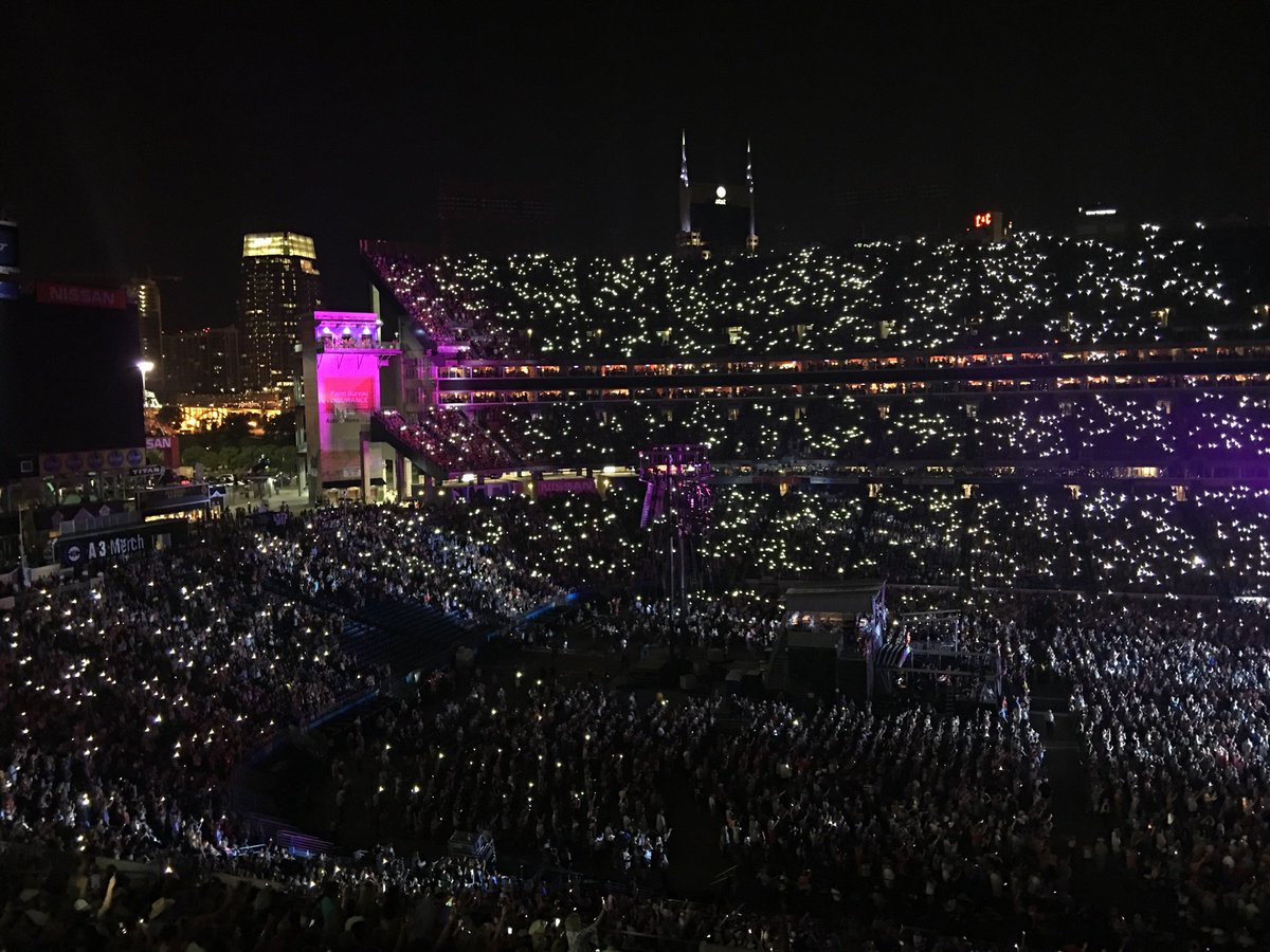 CountryMusic's tweet photo. WOW! You guys are amazing! #CMAfest @coleswindell https://t.co/OUK3HY8HwC
