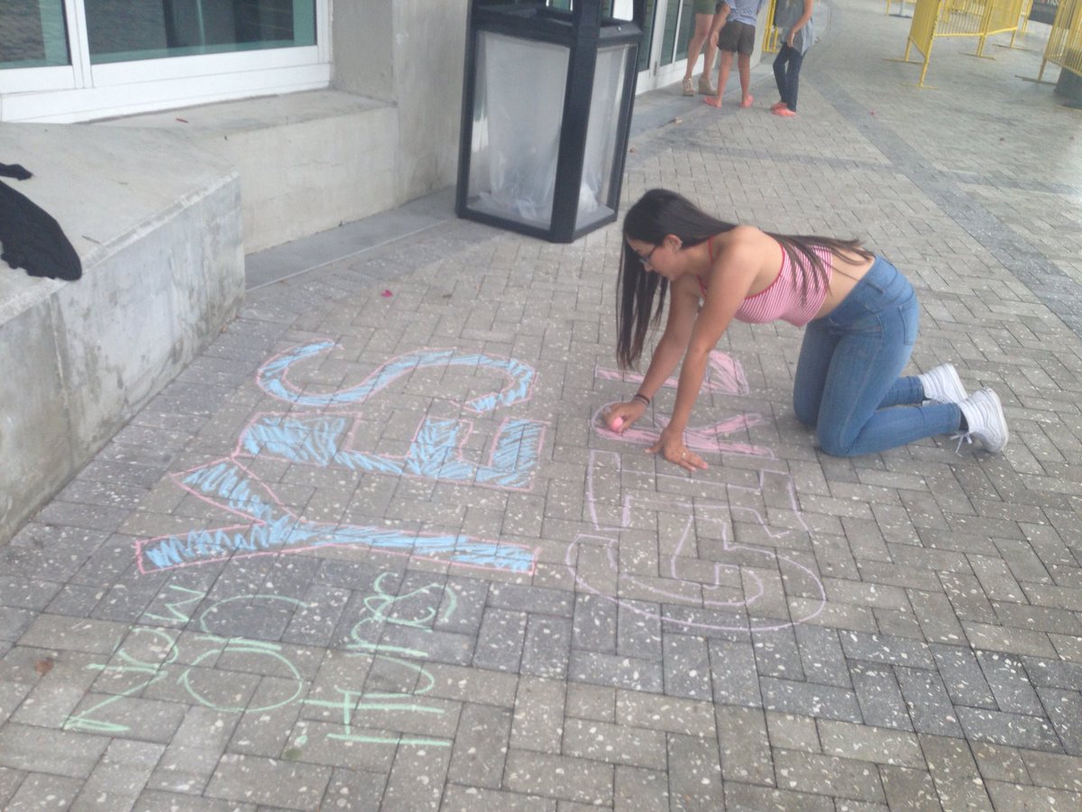 Lolllwhitesides's tweet photo. BEA SINCE YOU COULDNT ME AND @needingjacob DID THE TES GIRL CHALK #beaandme 💖 https://t.co/j9zPVGa5Ae