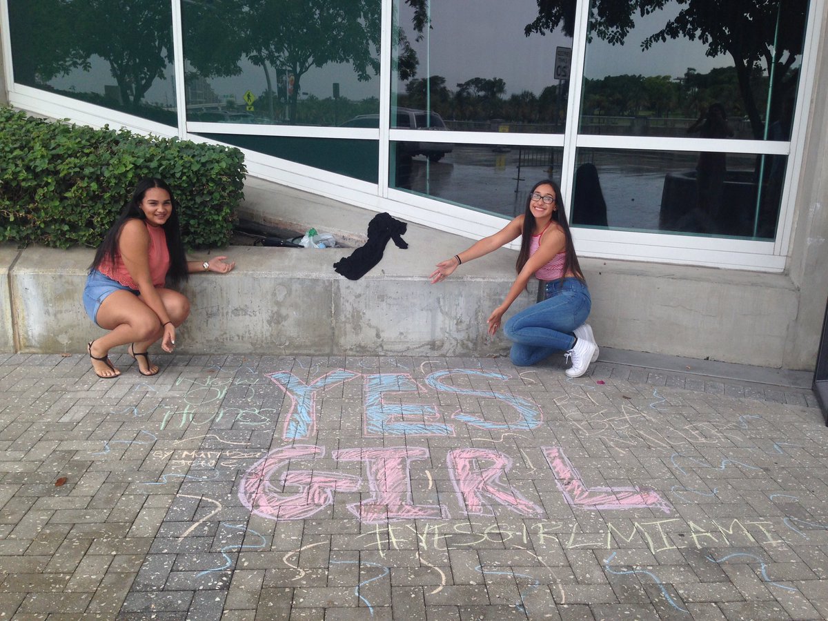 Lolllwhitesides's tweet photo. BEA SINCE YOU COULDNT ME AND @needingjacob DID THE TES GIRL CHALK #beaandme 💖 https://t.co/j9zPVGa5Ae