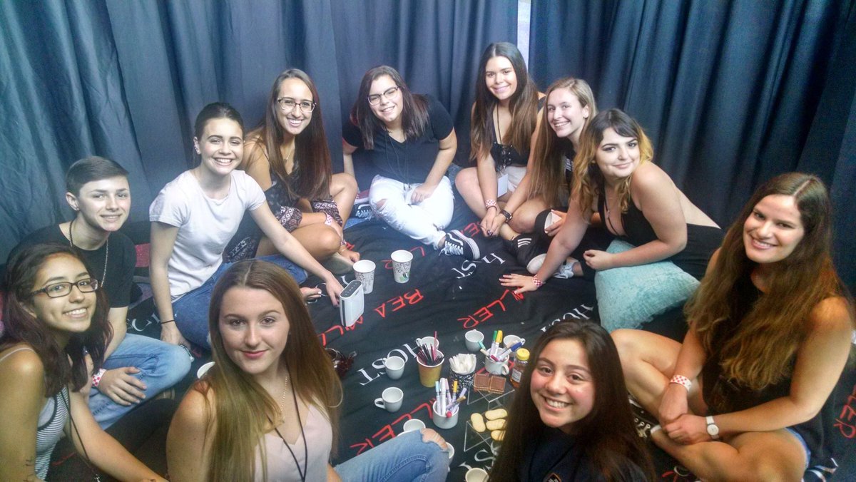 FRbeamiller's tweet photo. Bea avec les fans lors du #TeaWithBea à Miami! https://t.co/TIf54R4mTk