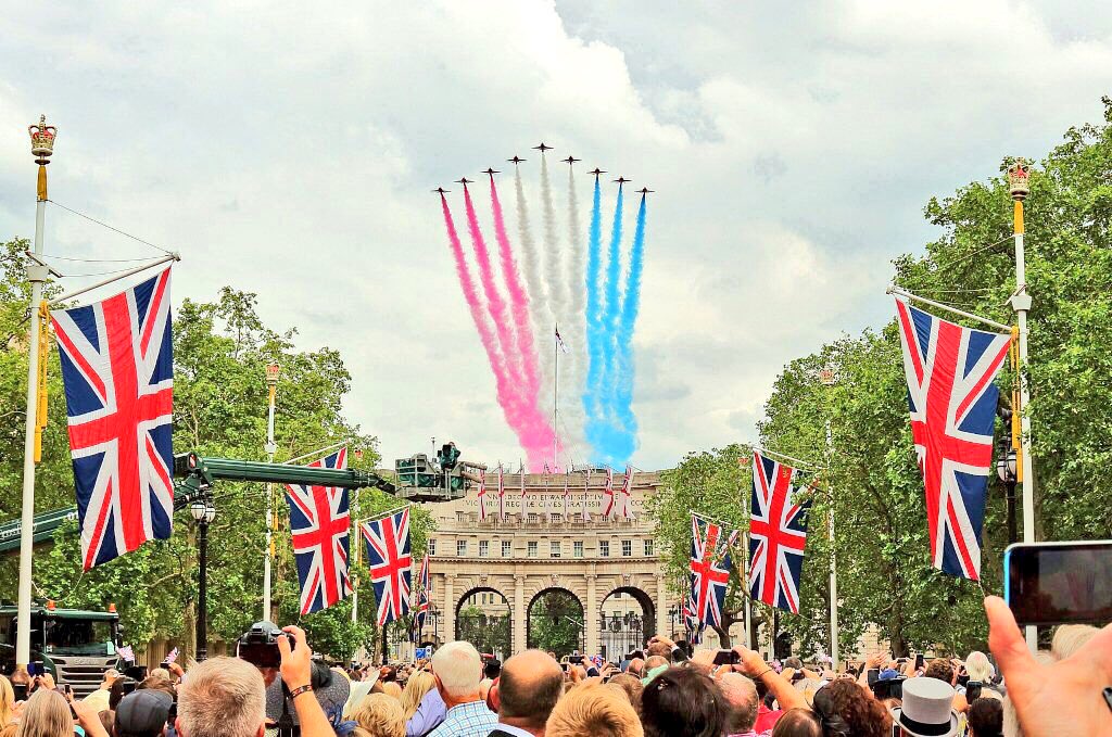 anthonylillis's tweet photo. Happy birthday your majesty  @rafredarrows @DyeTeam2016 @BAESystemsAir #QBF16 #Queenat90 #Queens90thBirthday https://t.co/cJl77dilNw