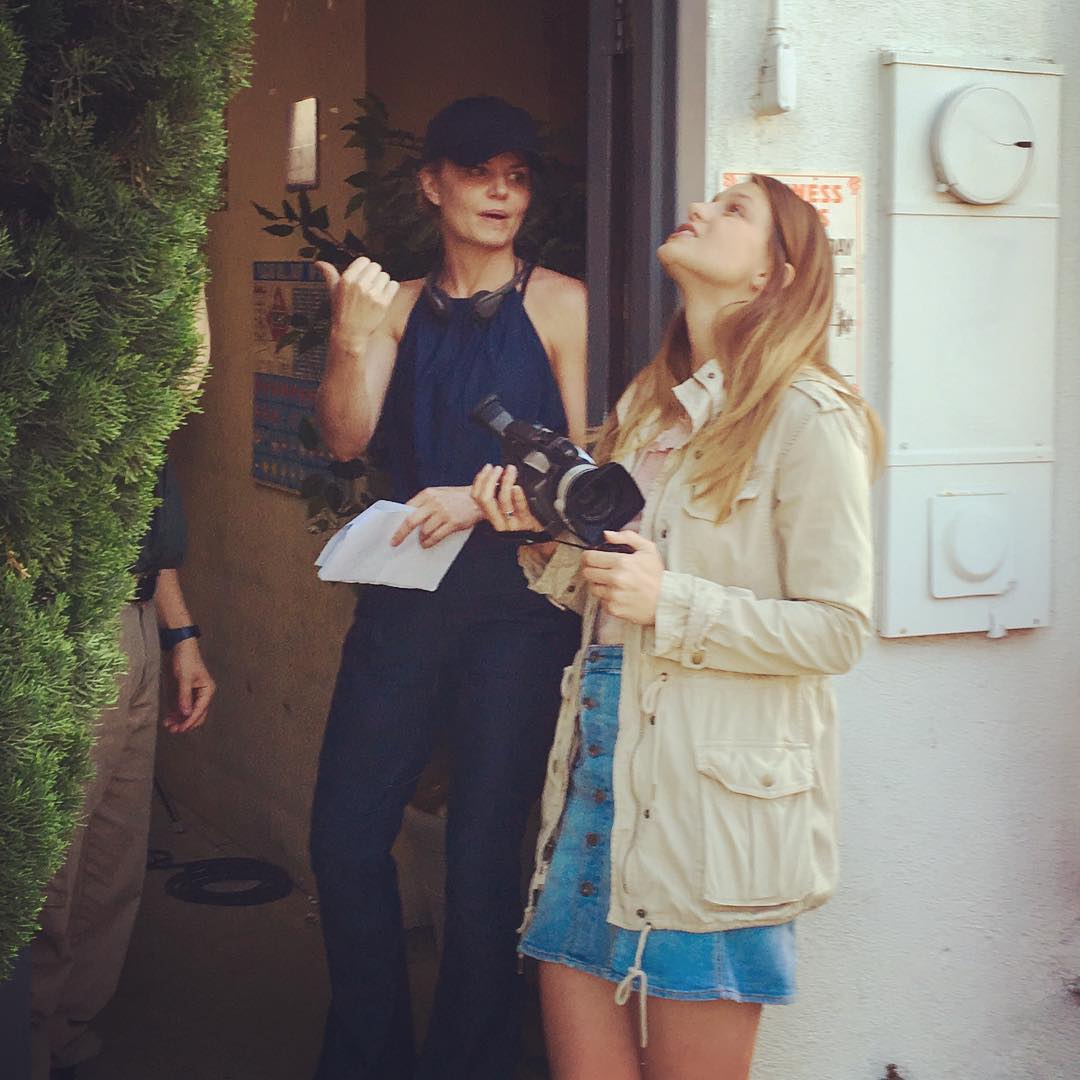 JMODailyNews's tweet image. "Day 7. #emmaswan meet #supergirl #SUNDOGS" #JMOdirector #jennifermorrison #melissabenoist instagram.com/p/BGiCdvGIFR4/