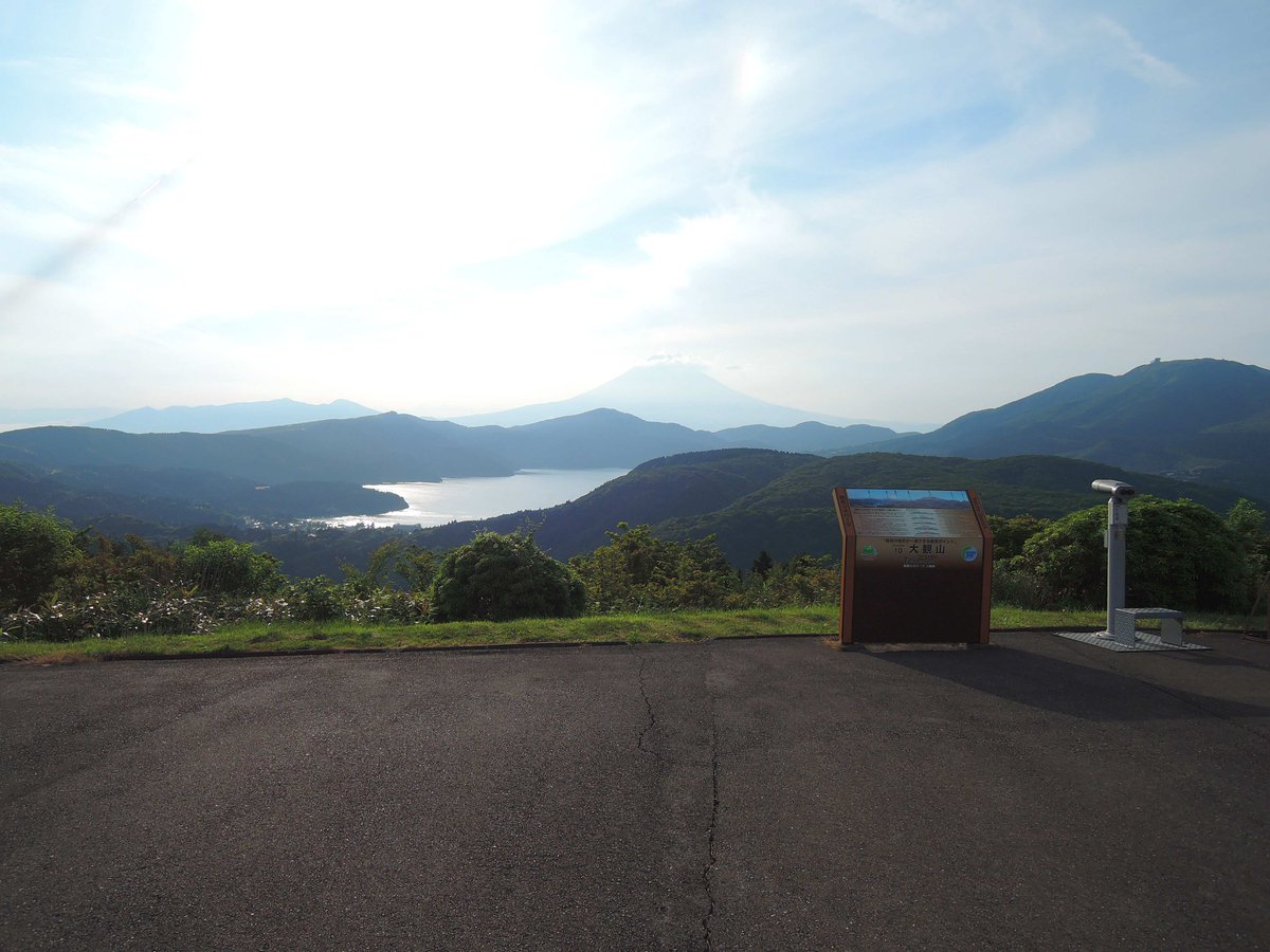 ス ʕ ᴥ ʔ A Twitter ばくおん Op聖地 箱根 大観山 バイク置き場は定番の場所 出てくるのはmazdaスカイラウンジの裏口 富士山を見て歓声を上げる場所は階段の低い踊り場 記念撮影ポイントから富士山はかなり遠い ばくおん