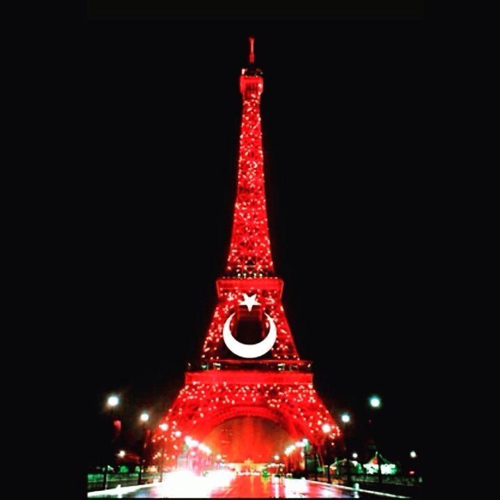 TuanLove3's tweet photo. Eiffel Tower Red And White #TUR https://t.co/of9p8omm63