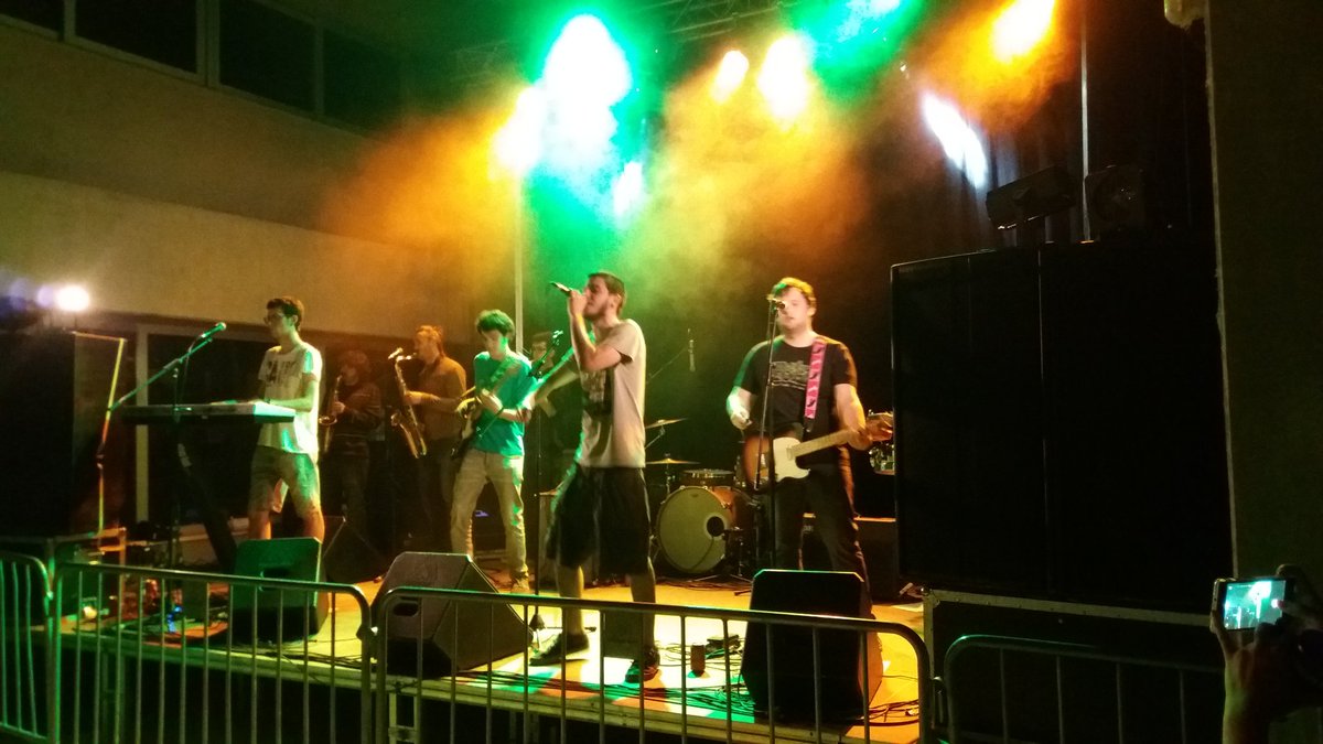 I uns grandes que pleguen... seguirem sempre tots del revés! <a href="/Ressaka_/">Ressaka</a>