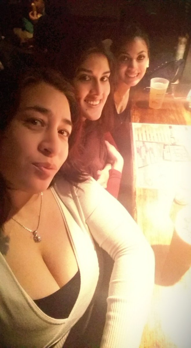 Bunny_ok's tweet photo. Disfrutando del #CCCZN Beerfest en @corkbrewingco con @clixs22 y Lu.
#AmorAmargo https://t.co/LjL3cUU2Fv