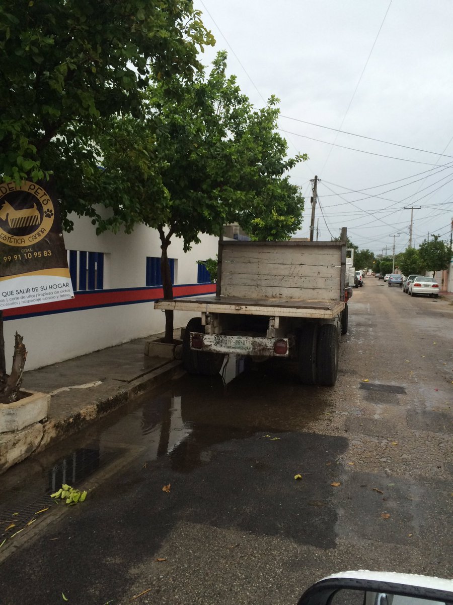 En la calle 53-G x 46 hay peligrosamente 2 camiones de materiales estacionados diario, cuidado.