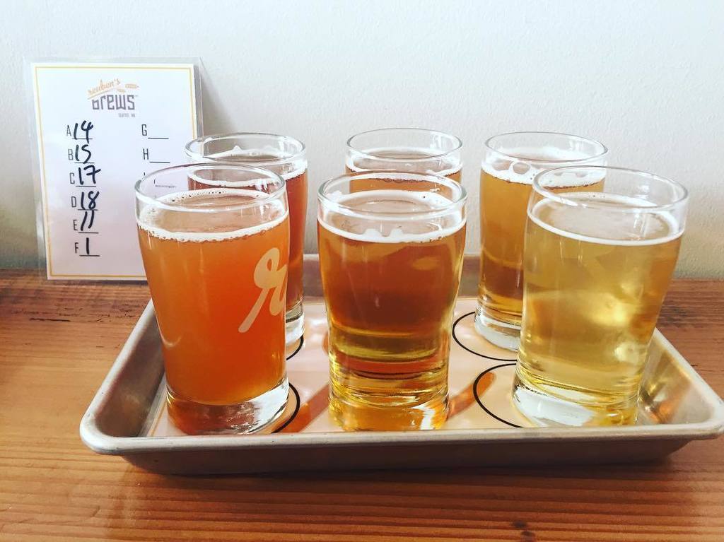 vilibara's tweet image. Bar 3. I already lost count. 5 more bars to go. #drinkingfriends #awesomehost #seattle #mi… ift.tt/25UsXhG