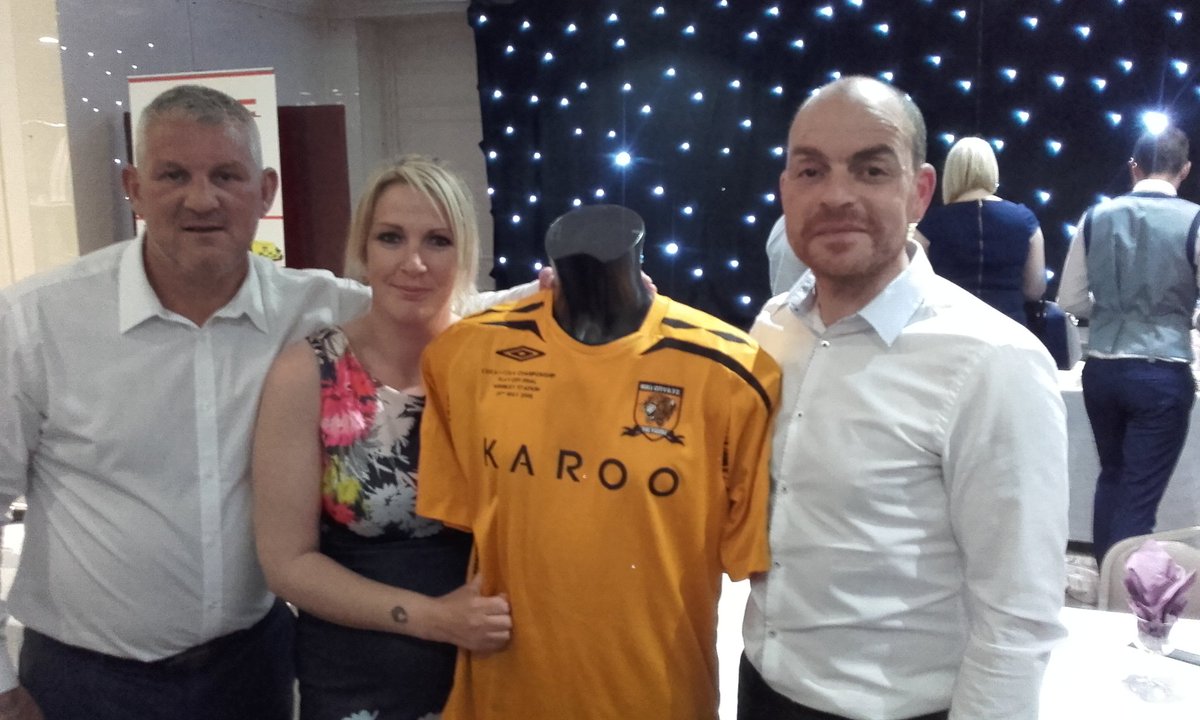 Deano's <a href="/HullCity/">Hull City</a> Wembley shirt @dwindass10 went for £15k ( hello Ehab) for <a href="/CRY_UK/">CRY</a> . Well done all. #hcafc