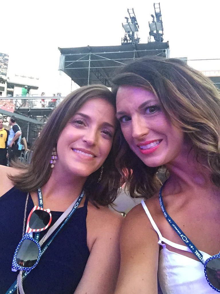 jeska08's tweet photo. #CMAFEST celebrating my birthday! https://t.co/MCxhKHZXLp