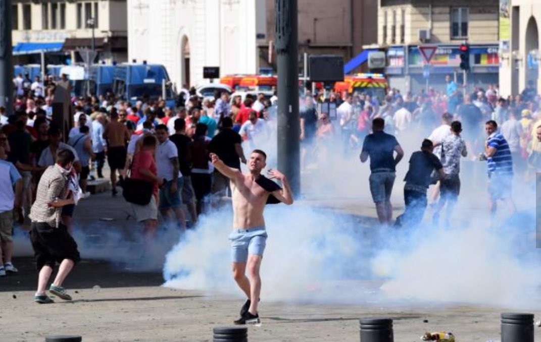 サッカーは野蛮 Euro暴動に落胆の声 Twitter サッカーは野蛮 Euro暴動に落胆の声 Twitter