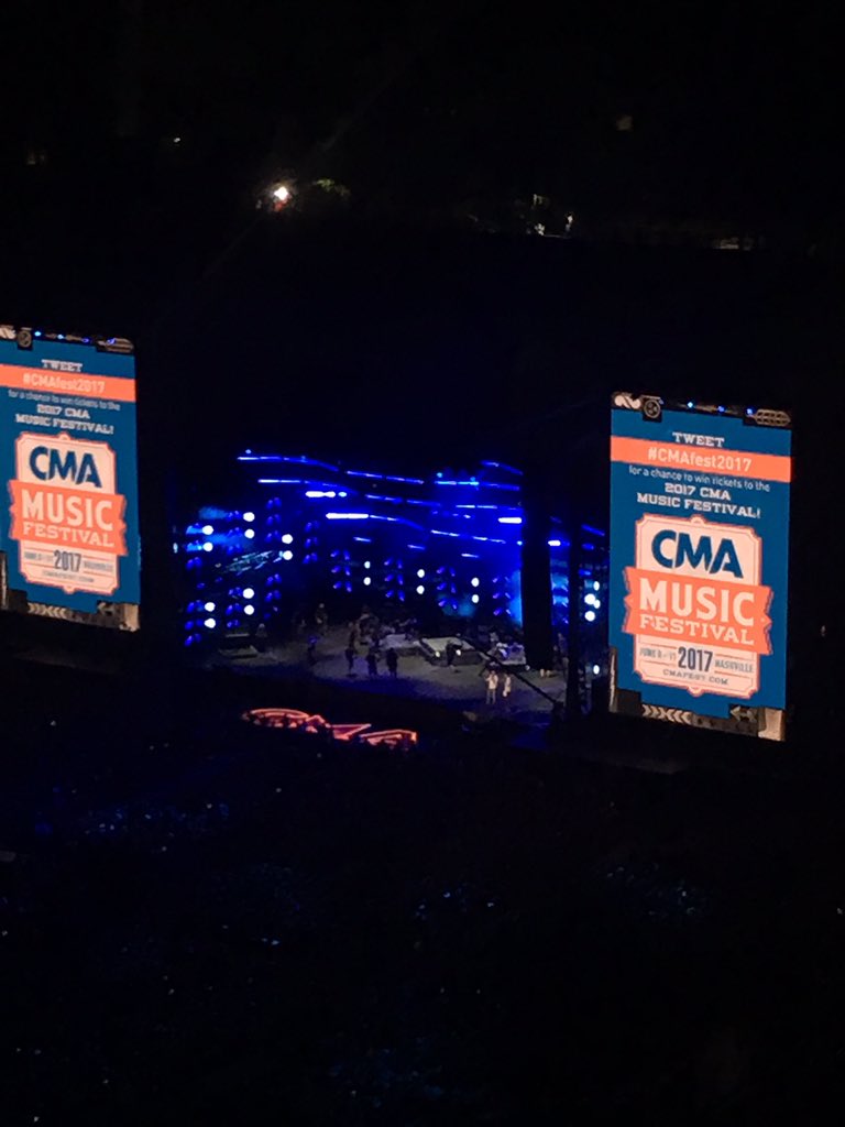 aeliz07's tweet photo. #CMAfest2017 https://t.co/1VV7bBa20x