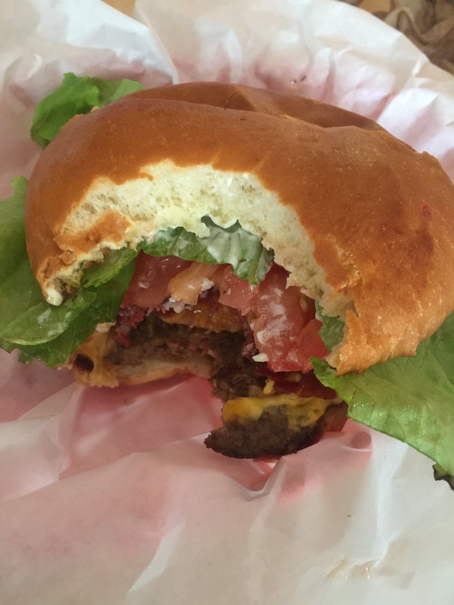 j_dubthekid's tweet photo. I've found burger heaven @triplebfresno 😍😍 https://t.co/DJHzJ3BkWO