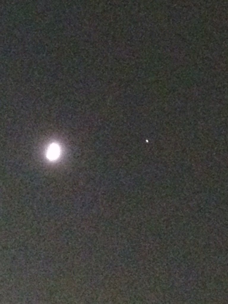 bigmetsfan1's tweet photo. No, it's not a UFO - it's just Jupiter next to the moon tonight.  #FreeScienceLesson https://t.co/47eFcO7iym