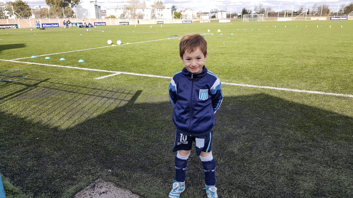 pabloac85's tweet photo. THIAGUITO HAY UNO SOLO OOOHH, THIAGUITO HAY UNO SOLO OOOHHH♩ ♬ jaja en #PredioTitaMattiussi ,Infantiles @RacingClub https://t.co/O9c48LFuXK