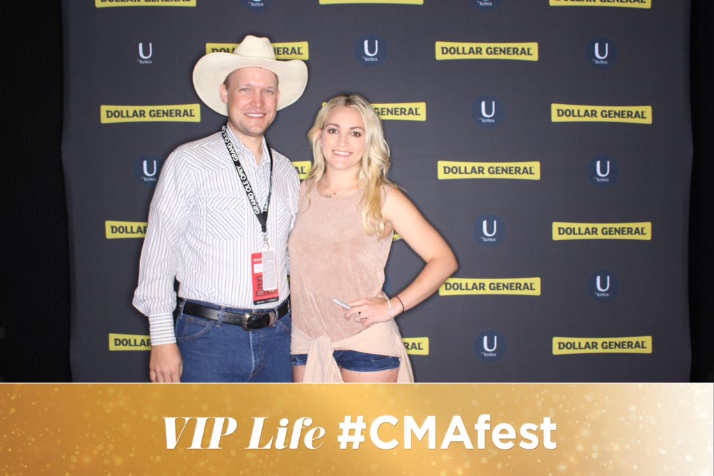 caleb_tonn's tweet photo. I always wanted to be in the spotlight with a star @jamielynnspears #CMAFest https://t.co/Iaflppg5bk