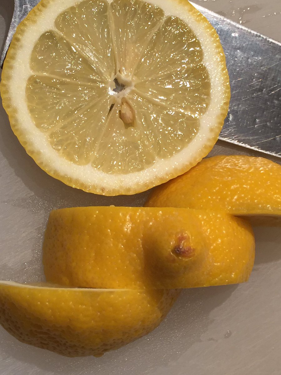 AlphaMaleDiet's tweet photo. Lemon green tea. #greentea #detox https://t.co/XjstWlpeIE