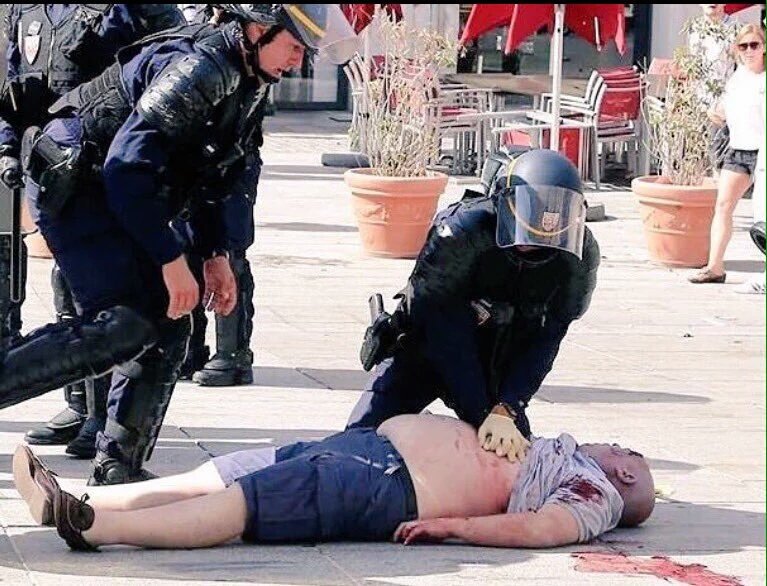 Voici le policier qui a sauvé ce supporter anglais en arrêt cardiaque. Donnez un max de #RT pour qu'il soit décoré.