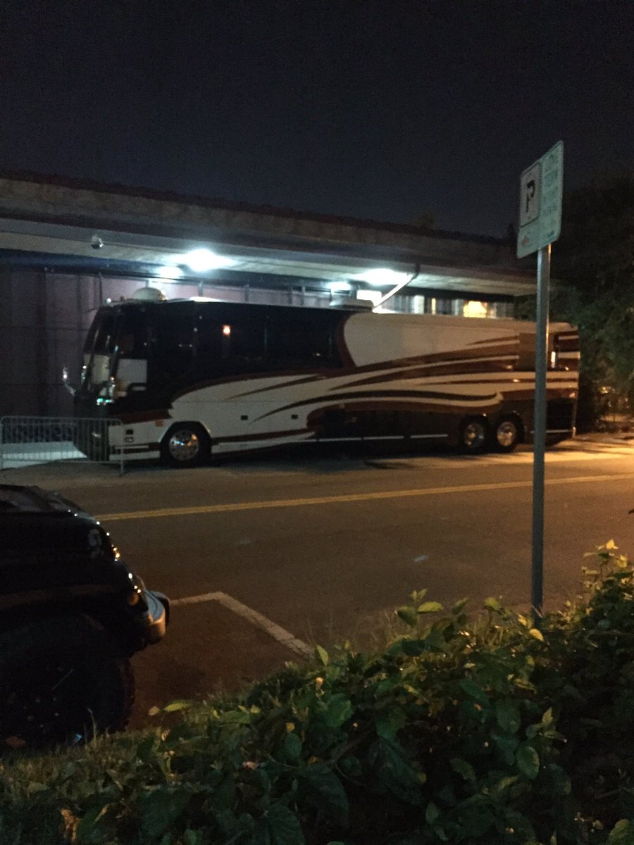 AJComfort's tweet photo. @yungleann come out ya bus https://t.co/oQvqzNg4U5