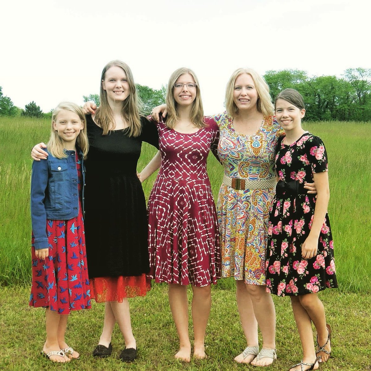 AlliTheBookWyrm's tweet photo. #LULAROE #familystyle #everyonesmiling #STYLE #FashionFix #smile #Love #dress #jeanjacket #lace #sisters #GirlMom https://t.co/ihRAbp077z