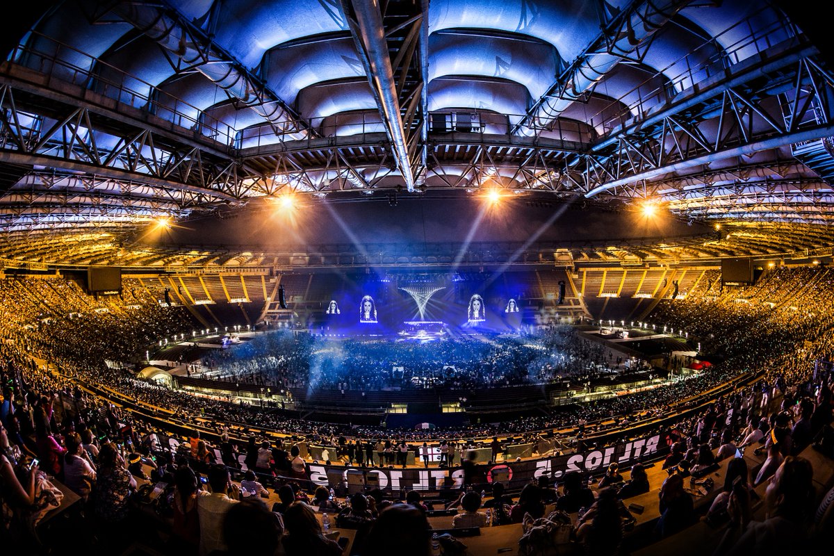 LauraPausini's tweet photo. #SPQR Means Sono Pausiniani Questi Romani #StadioOlimpico #roma #PausiniStadi #50mila #simili photo by Angelo Trani https://t.co/F5vlIAmRkR