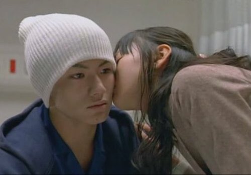 Женщина у постели больного. Парень и девушка в больнице. Девушка в юольница. Виноваты звезды хейзел. Парень и девушка в больнице.