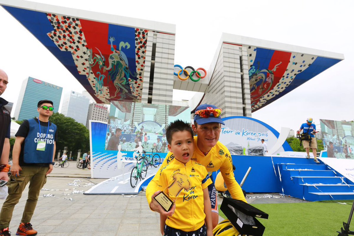 Race winner <a href="/bolegrega/">Grega Bole </a> of <a href="/NIPPO_Fantini/">NIPPO Vini Fantini Faizanè</a> poses with a young fan. 📸 by @Aar0nL33s #tdk2016 #tourdekorea #yellowjersey
