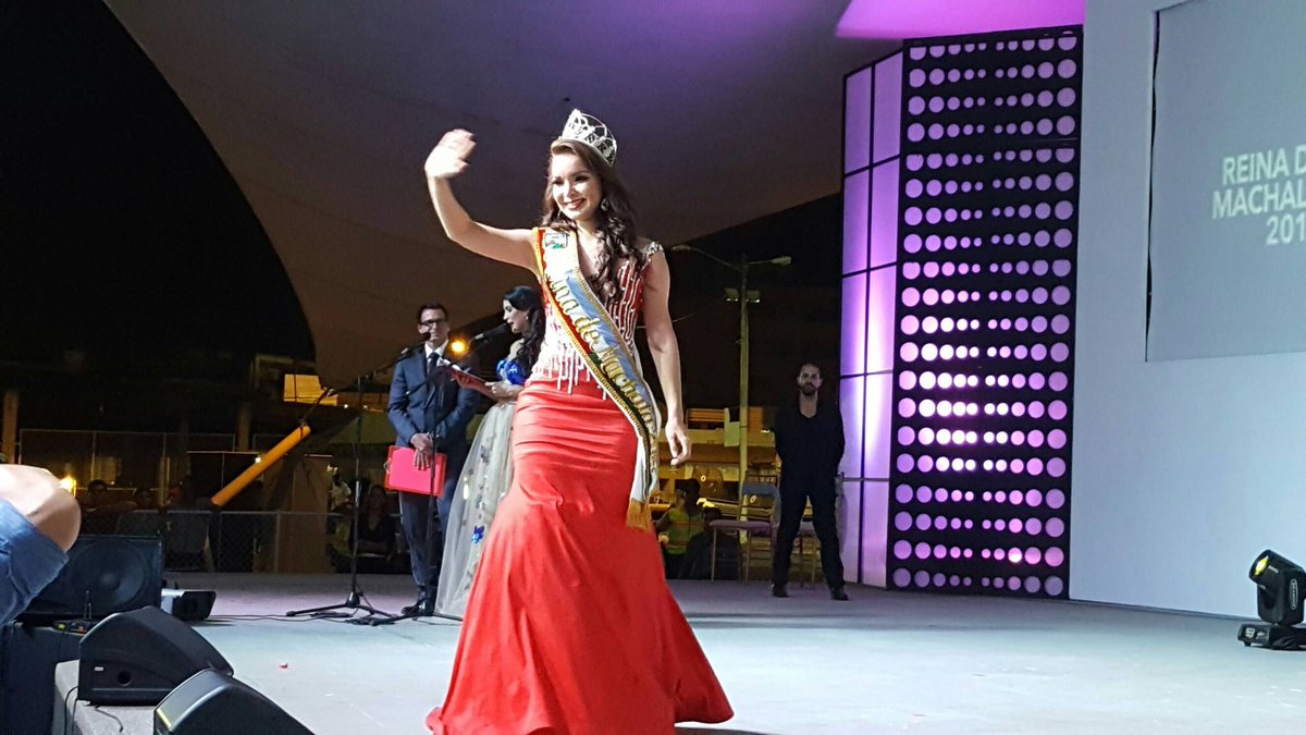 ReinaMachala's tweet photo. Hermosa @Lillyloayza #ReinaMachala2015 haciendo su último desfile como soberana de #Machala #ReinaMachala2016 https://t.co/gJ7mjb29We