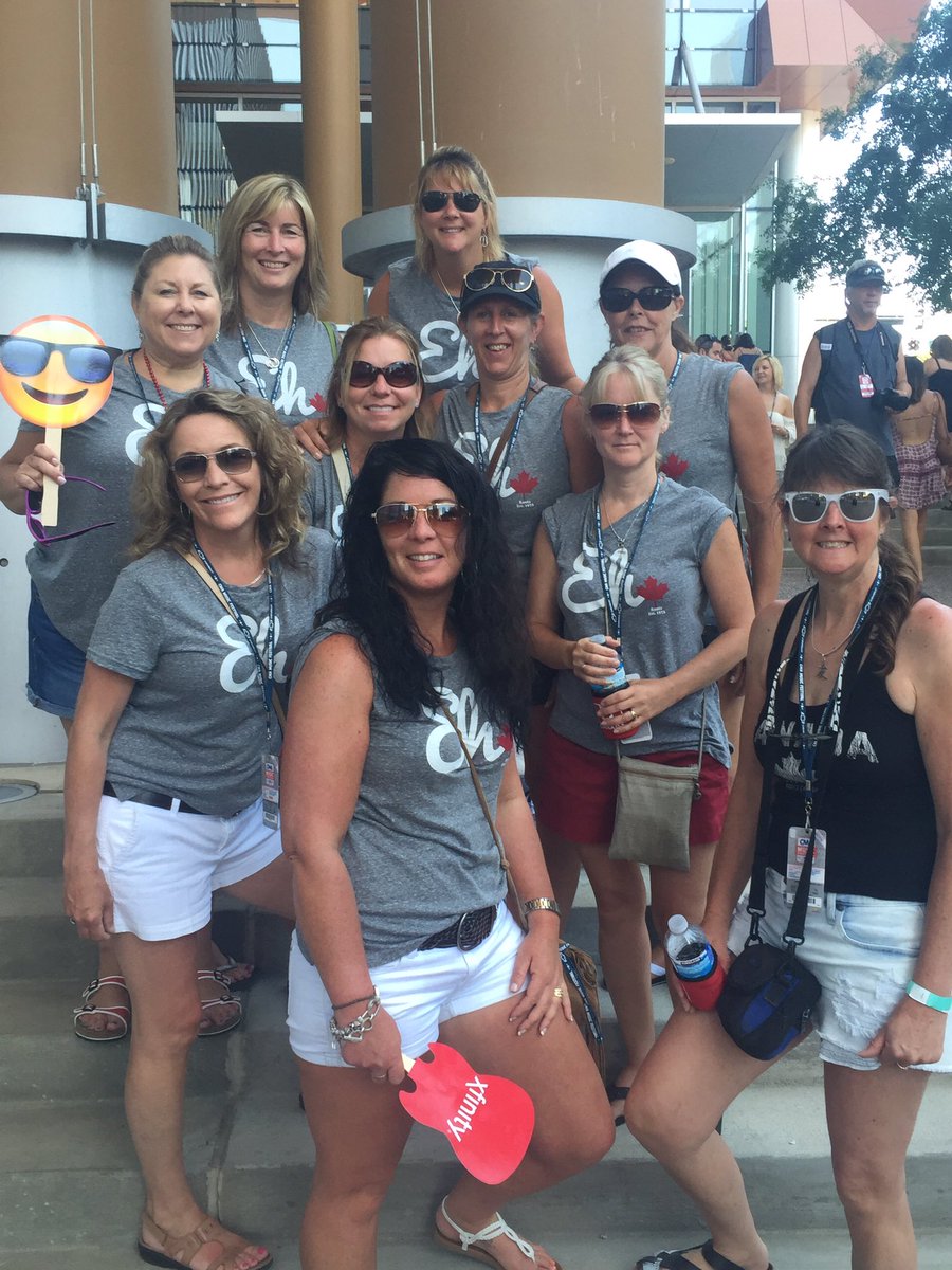stellalalone's tweet photo. #canadaday #CMAFest #girlfriends #timeofourlives #cheers https://t.co/GfiARParwE