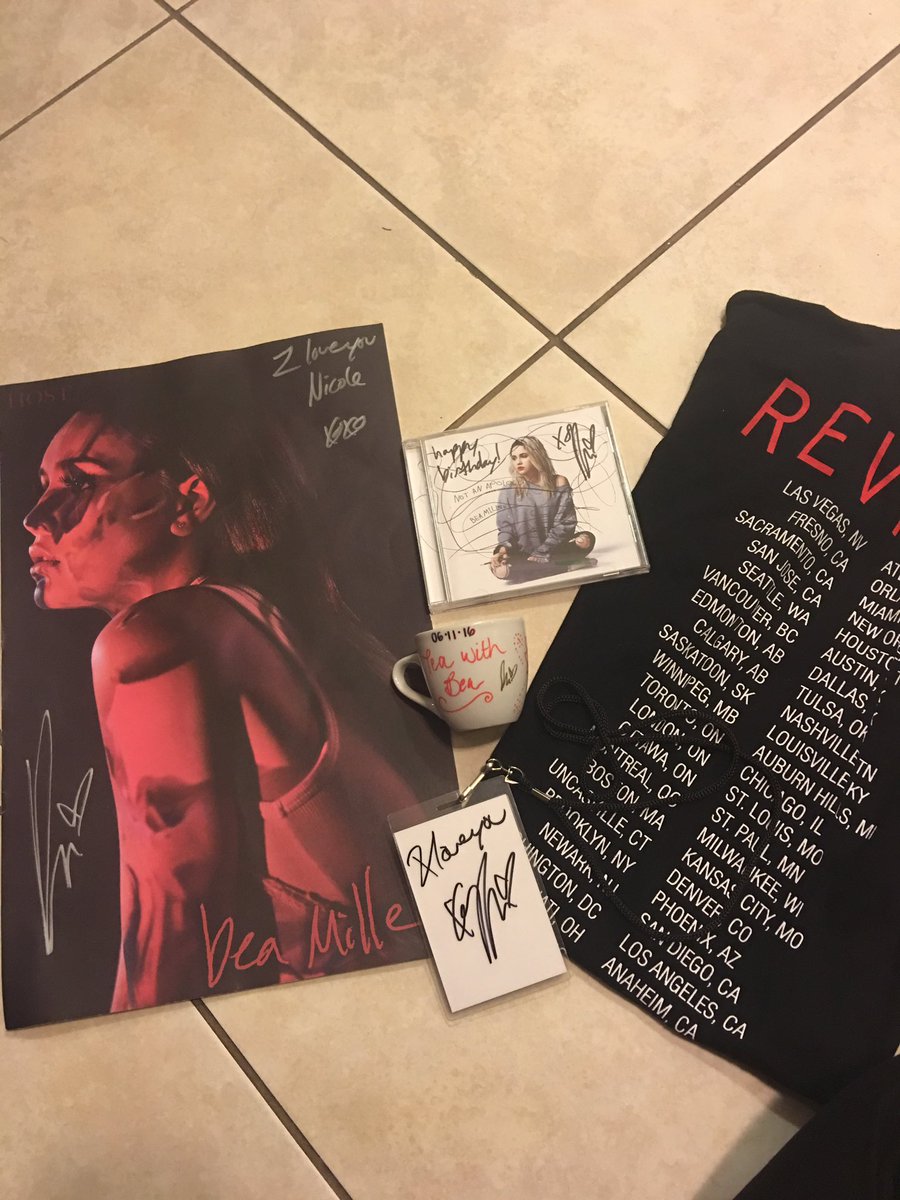 nickygarcia2011's tweet photo. Thank you so much Bea 😭💕@beamiller #beaandme #RevivalTourMiami https://t.co/trDcnSRT1R