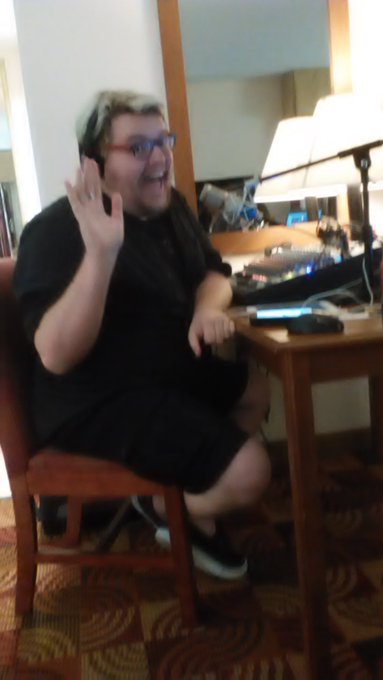 Teaching Taryn to Scissorhold Whitney... amongst other shenanigans 🙌 https://t.co/gJoZ1VT1g5